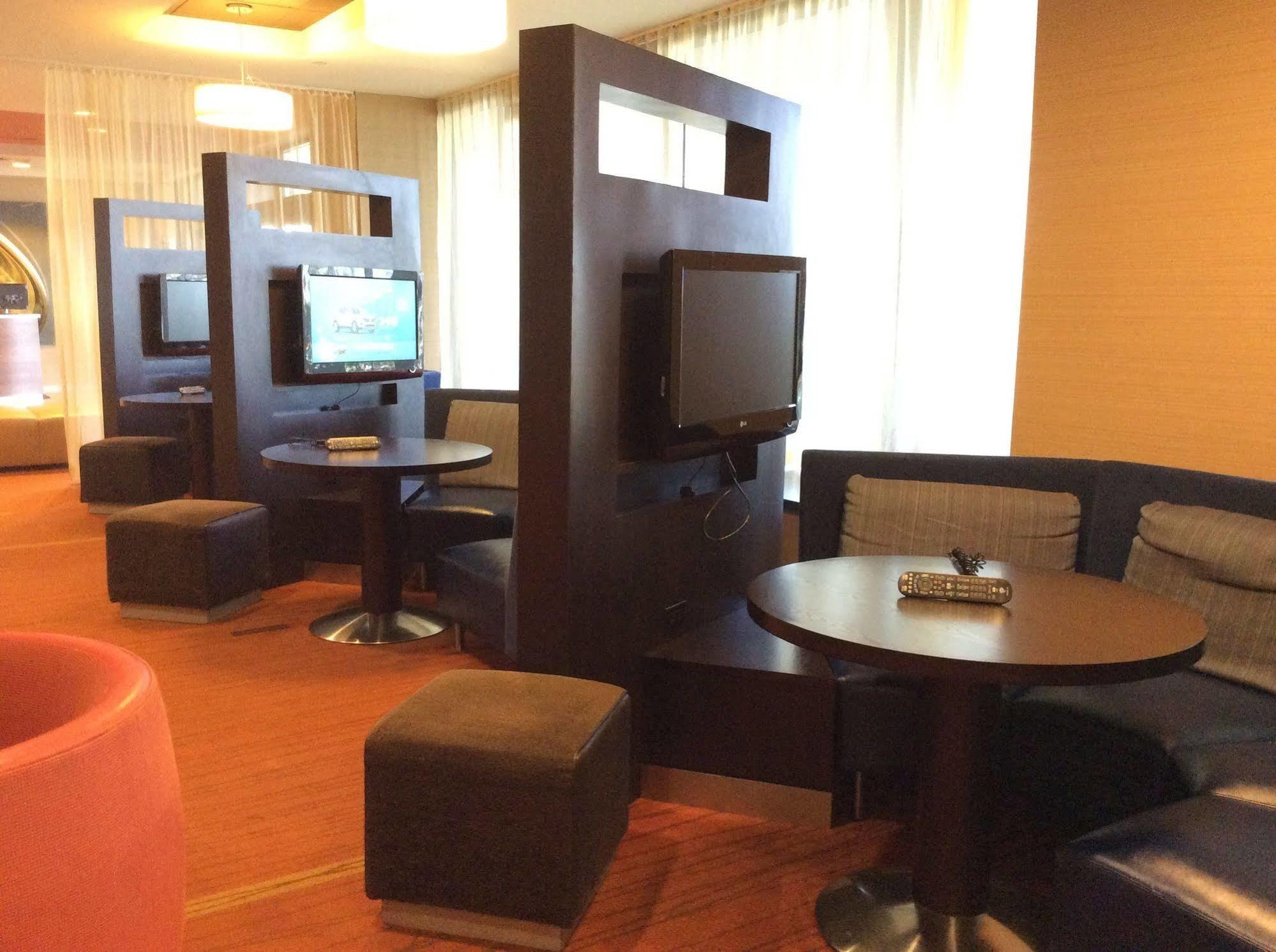 Готель Courtyard By Marriott New York Laguardia Airport Екстер'єр фото