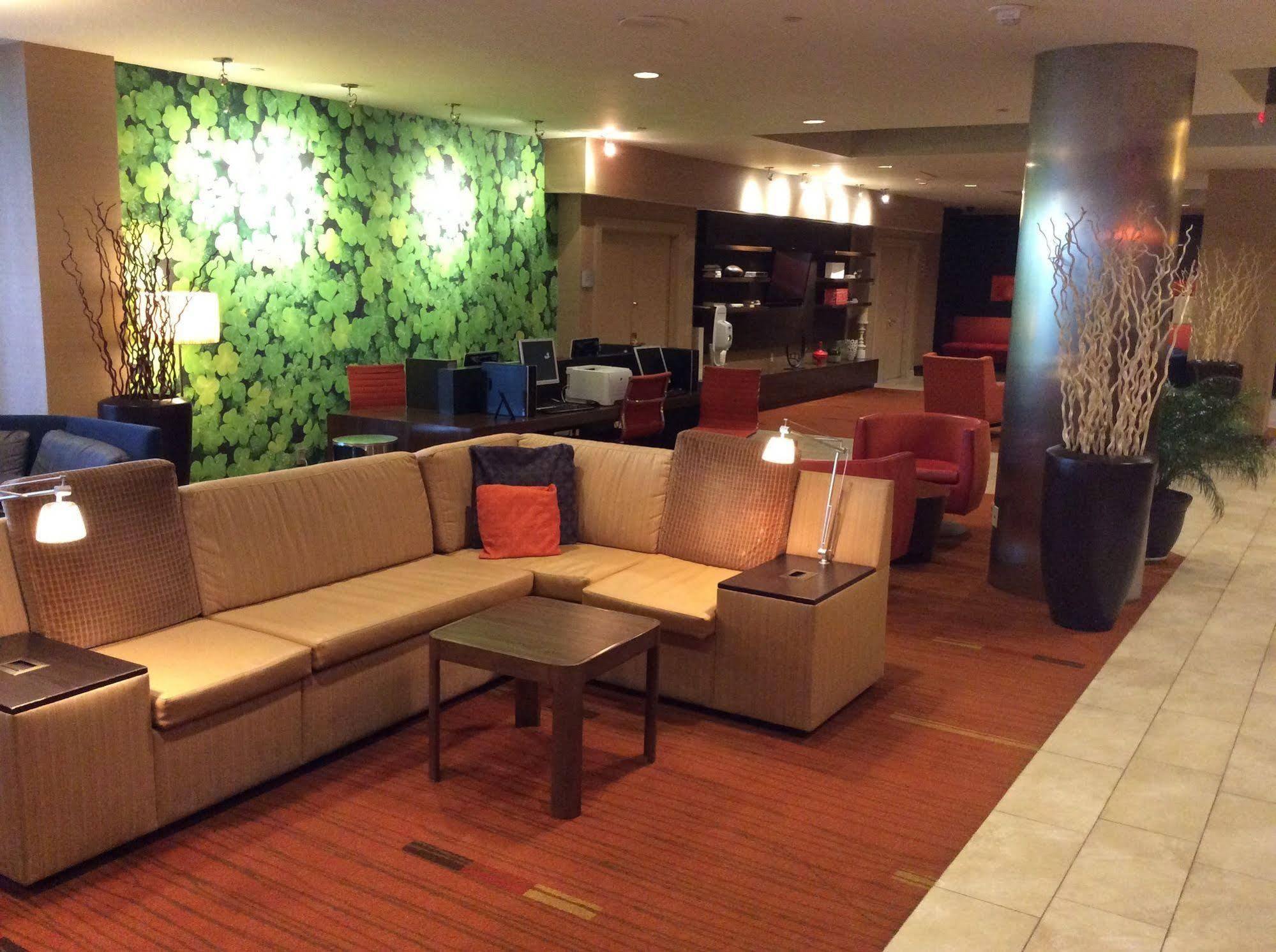 Готель Courtyard By Marriott New York Laguardia Airport Екстер'єр фото